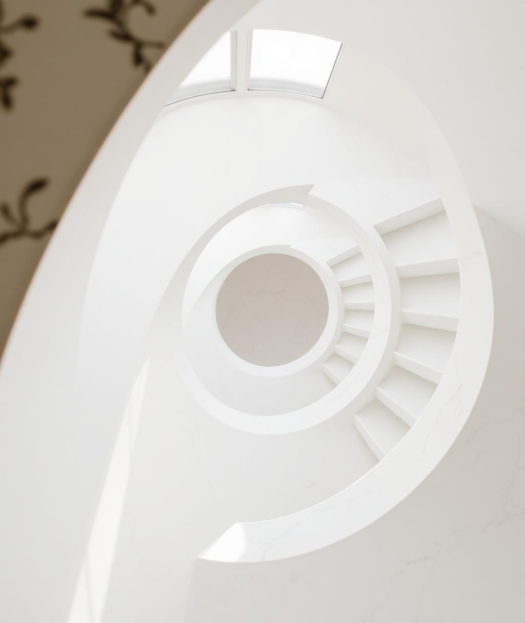 Escalier hélicoïdal en marbre blanc, détail architectural